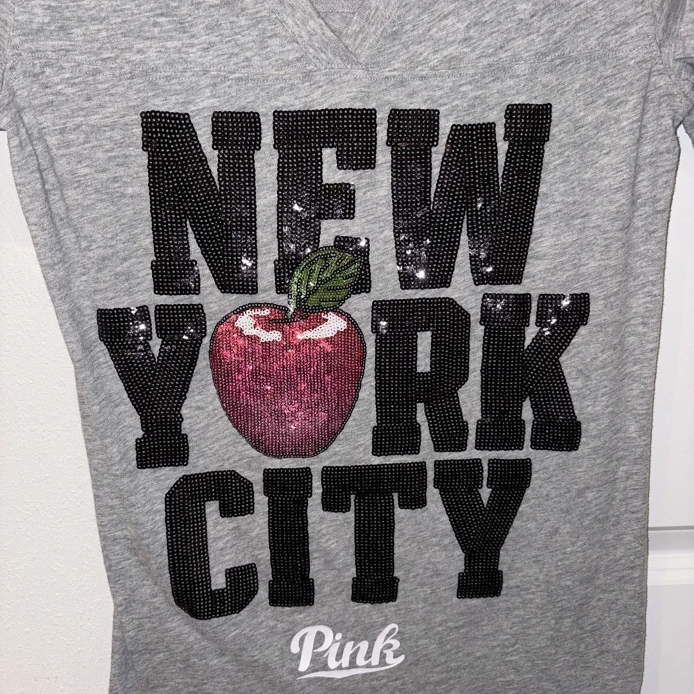 Victoria's Secret Pink New‎ York City Sequin V-Neck Tshirt Gray Medium Rare - Picture 2 of 13